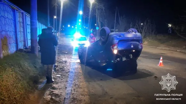 Водій був п’яним: деталі ДТП із перекинутим догори колесами авто у Луцьку (фото)