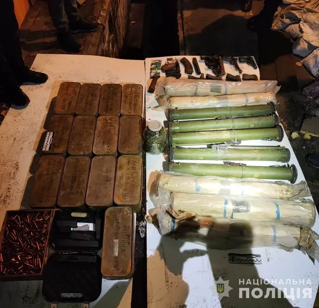 Цілий арсенал та мільйони доларів: у Дніпрі затримали торговців зброєю (фото, відео)