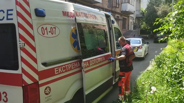 Не відповідав на дзвінки два дні: у Луцьку рятувальники визволяли пенсіонера (фото, відео)