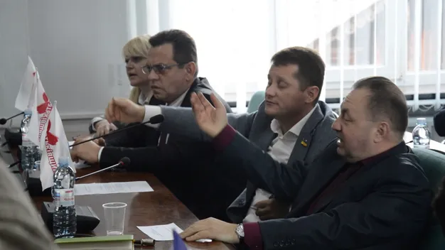 Політичний двобій в Луцькраді, або Репортаж із сесії, якої не було