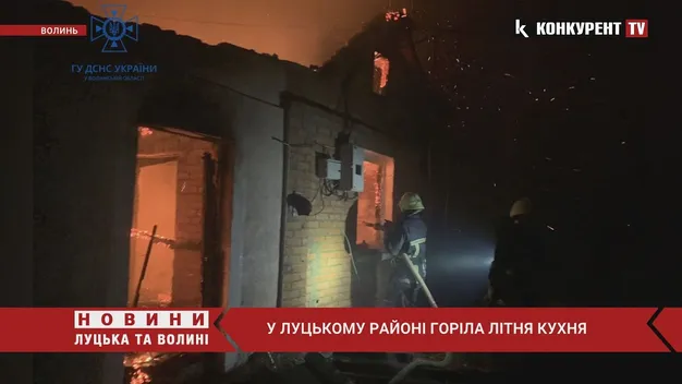 Коротке замикання: у Луцькому районі горіла літня кухня (фото, відео)