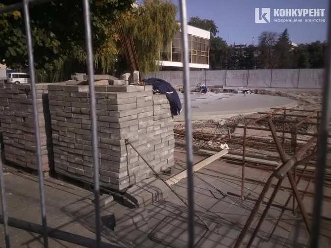 Фонтан у центрі Луцька готовий трохи більше, ніж наполовину (фото)