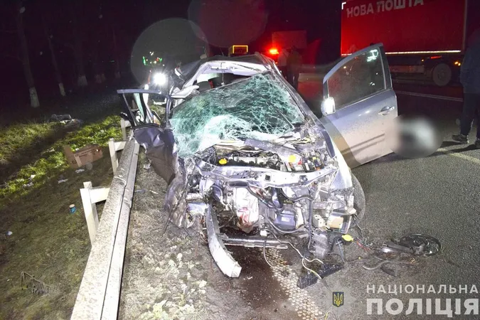 Троє загиблих: на Вінниччині через водійку мінівена волинянин на вантажівці потрапив у ДТП (фото)