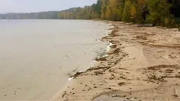 Безлюдне та таємниче: у мережі показали краєвиди озера Пісочне (фото)