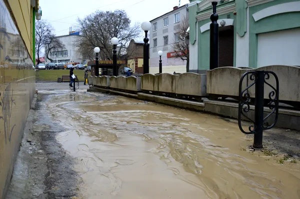 На вулиці Лесі Українки ліквідовують прорив водопроводу (фото)