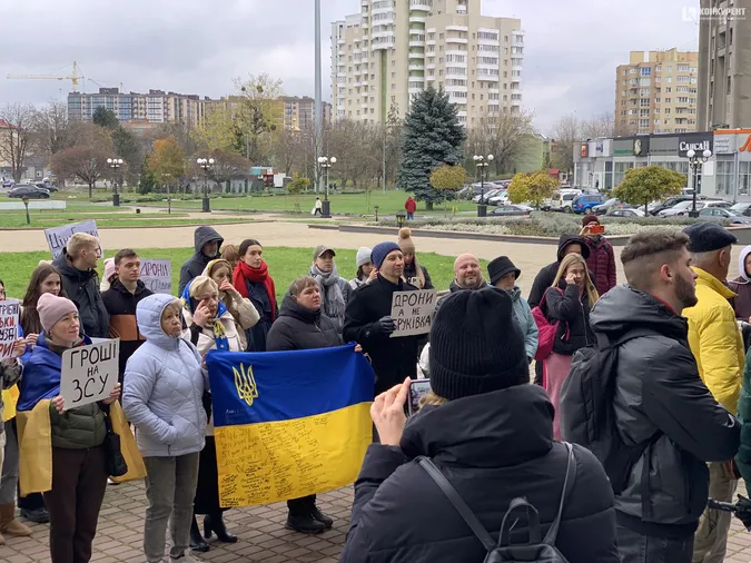 «Дрони, а не бруківка»: лучани вкотре мітингують під стінами облради (фото)
