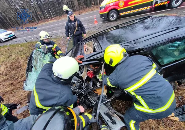 У Луцькому районі – ДТП: водія затиснуло всередині авто (фото)