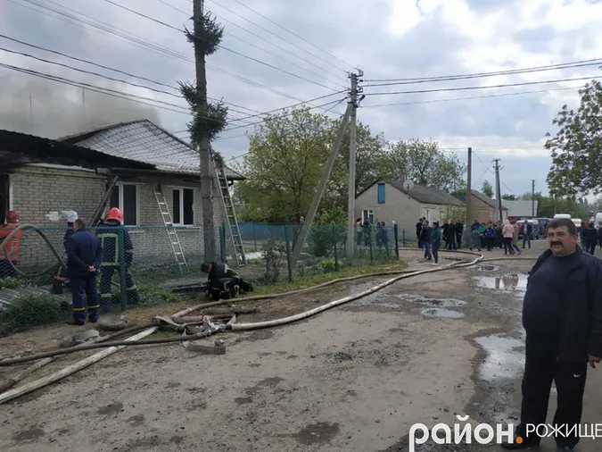 У Рожищі – масштабна пожежа: горить приміщення колишнього гуртожитку (фото, відео)