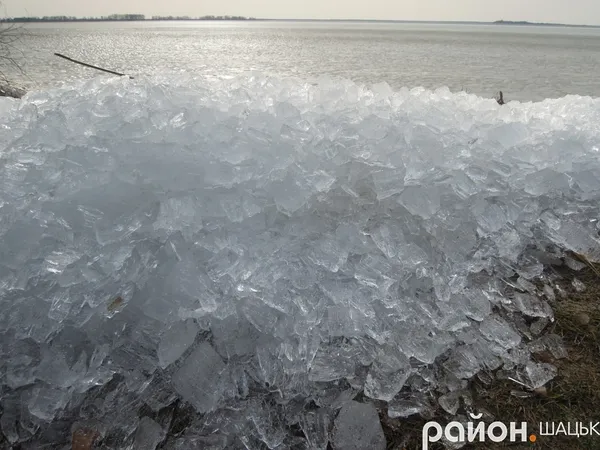 Через буревій на озері Світязь почався льодохід (ФОТО)