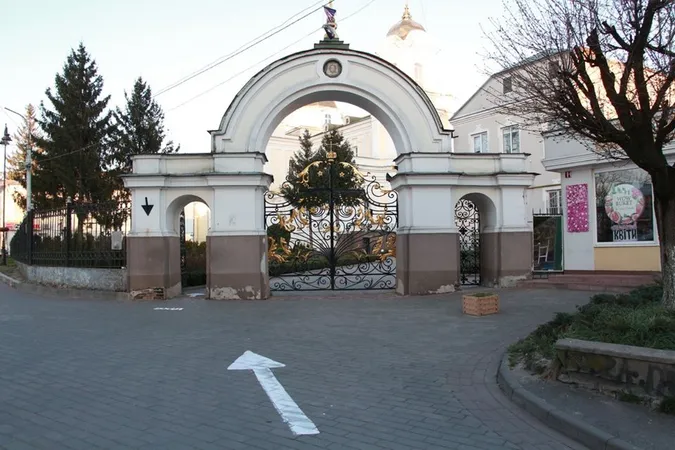 У луцькому соборі зробили схему руху по території для освячення верби (фото)