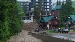 Паводок змив Буковель і знищив дороги до нього (відео)