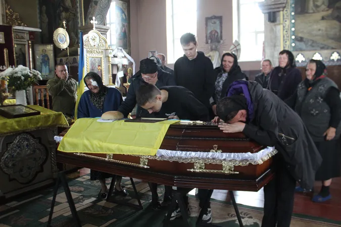 Залишилась дружина та двоє синів: у Маневичах прощались з Героєм Андрієм Іщиком (фото)