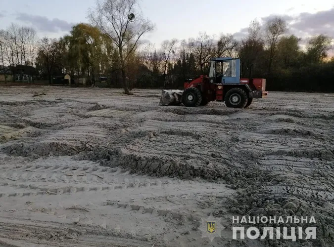 Хотів облаштувати пляж: поліція затримала крадія піску зі Світязю (фото)