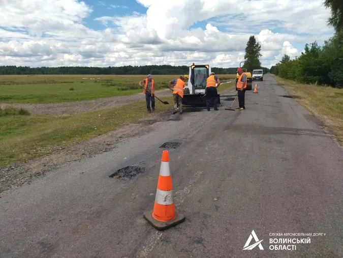 На Волині «латають» автошлях територіального значення (фото, відео)