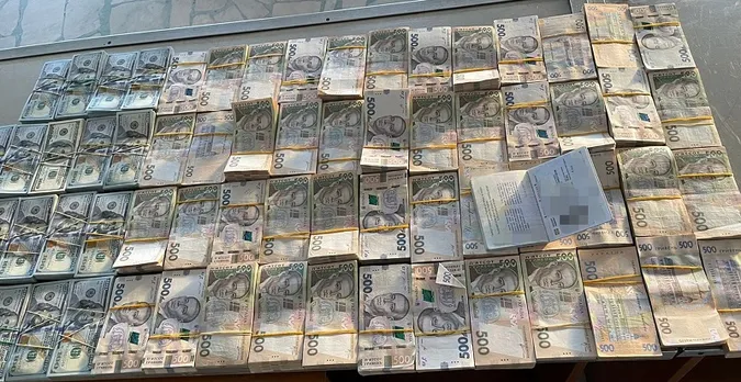 У валізах і на тілі: в Україну намагалися завезти готівку на 37 млн грн (фото)
