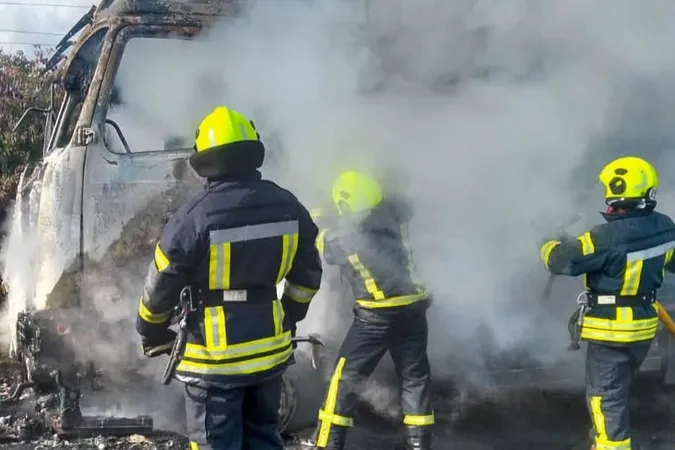 На Волині вщент згоріла вантажівка: рятувальники назвали причину (фото)