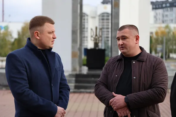 Ветеран з Волині отримав грант і придбав два авто для навчання водіїв (фото)