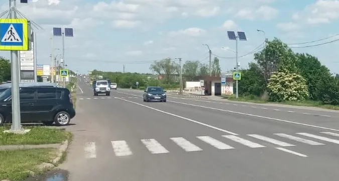 Розшукують водія-порушника: під Луцьком бус збив пішохода (фото)