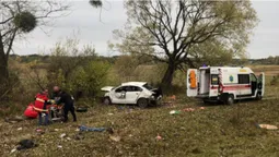 Водій у реанімації: на Любомльщині автомобіль злетів із дороги та перевернувся (фото)