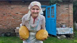 Вже понад 90 буханців: на Волині 82-річна бабуся пече хліб для військових (фото, відео)