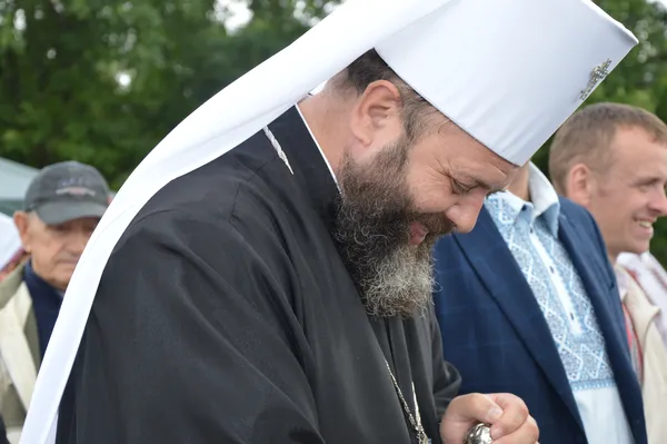 Митрополит Луцький і Волинський Михаїл слухав піснеспіви колоритної жінки з Горохівщини та лише скромно посміхався
