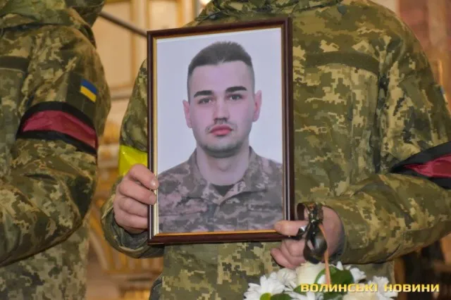 «З чорних пакетів на ноги тече кров»: капеланка з Луцька возить з передової тіла військових