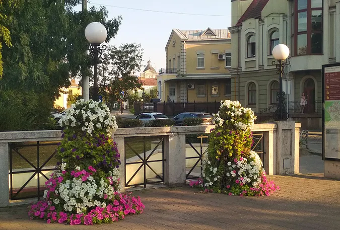 Біля «огидного» мосту у Луцьку в землі закопані скульптури польських письменників (фото)