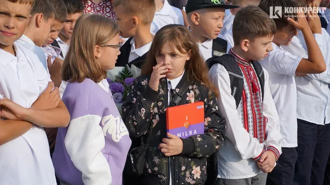Квіти, дзвоники і діти: як у Луцькому ліцеї №9 відзначили 1 вересня (фото)