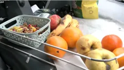 Фрукти, цукерки, горіхи: у Луцьку водій маршрутки роздає гостинці пасажирам (фото, відео)