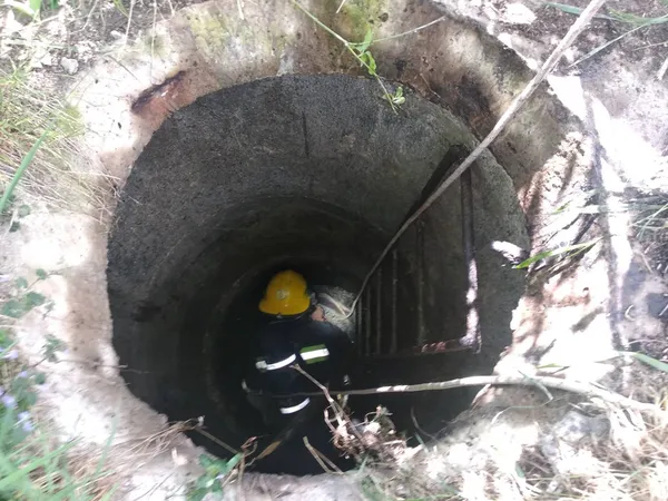 Двоє працівників «Нововолинськводоканалу» втратили свідомість у 4-метровому колодязі (фото)