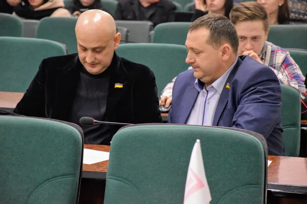 А Євгеній Ткачук наприкінці сесії підсів до колеги Олександра Козлюка