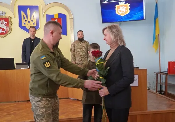 «Ми в боргу перед кожним Героєм»: на Волині родинам загиблих захисників вручили нагороди (фото)