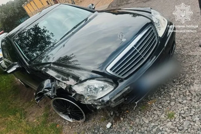 Влупився у паркан і залишив місце ДТП: у Луцьку патрульні затримали водія