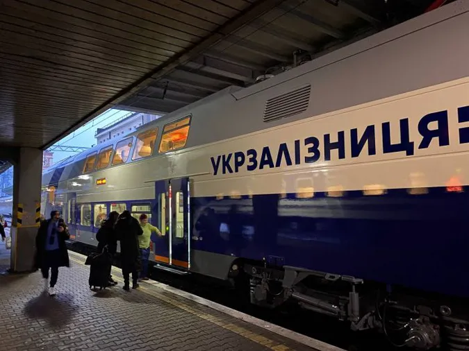 Кондиціонери та вакуумні туалети: «Укрзалізниця» запустила двоповерховий поїзд Skoda (відео)