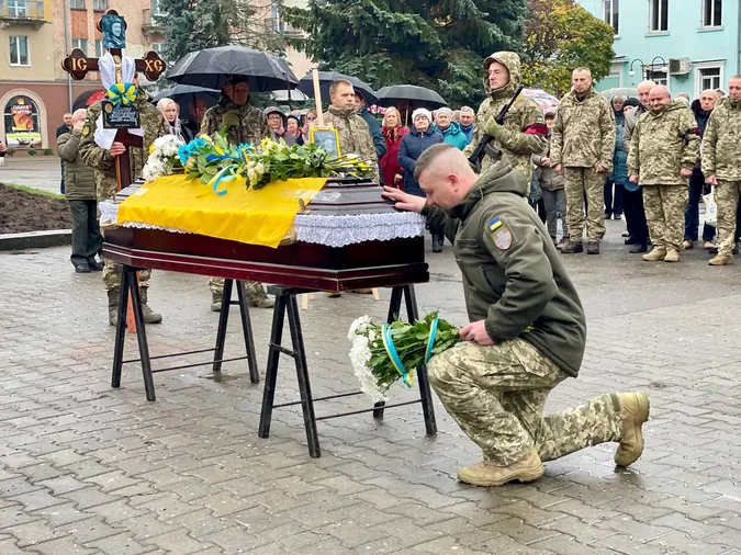 Тіло шукали два роки: Нововолинська громада попрощалася з воїном Костянтином Мрочком (фото)