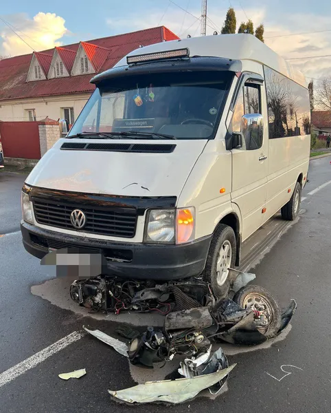 У Ковелі скутер потрапив під колеса буса (фото, відео)