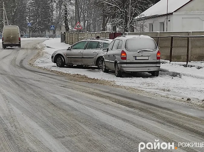 Розвернуло на 180 градусів: у Рожищі – аварія на слизькій дорозі (фото)