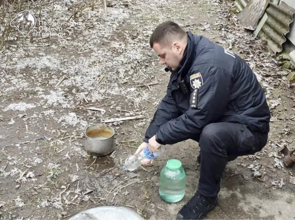 Перевіряли «точки»: на Волині поліцейські вилили десятки літрів самогону (фото)