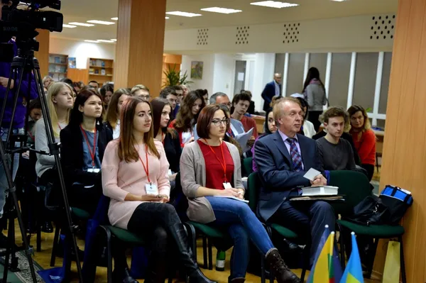 На форум у луцький виш приїхали посли, міністри та військовий аташе (фото)