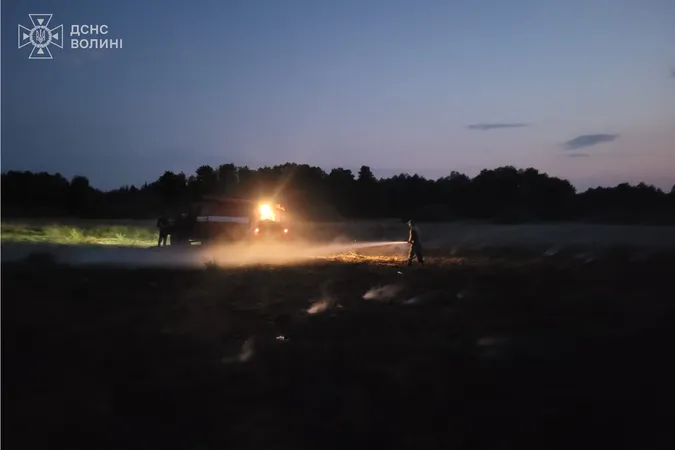 Гасили до ночі: на Волині горять осередки торфу (фото)
