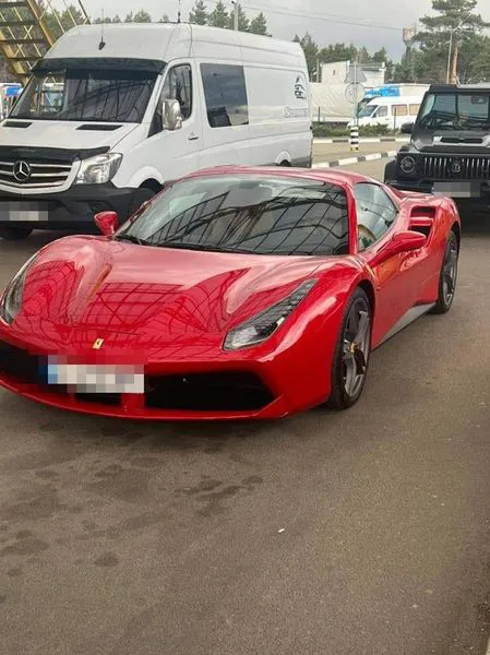 Підробили доручення: через «Ягодин» хотіли вивезти елітні іномарки (фото, відео)