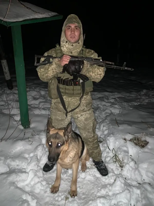 Вісім років пліч-о-пліч: історія волинського кінолога, який втратив вірного напарника, але не втратив сили духу (фото)