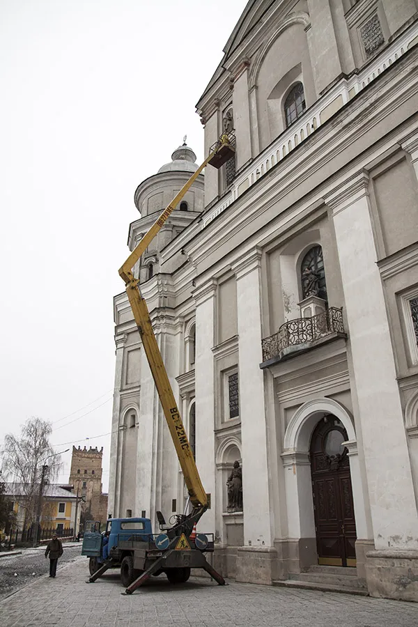 Луцький костел готують до реставрації: взяли проби з фасаду (фото)