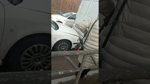 Рух ускладнений: у Луцьку на мості зіткнулися легковик і бус (відео)