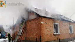 У Луцькому районі жінка отруїлася чадним газом під час пожежі (фото)