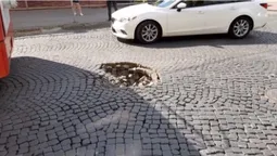 Тролейбус потрапив в пастку: у центрі Луцька утворилось провалля (фото)