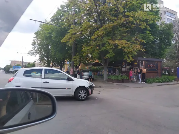 На Відродження у Луцьку – аварія: авто вилетіло на тротуар (оновлено)