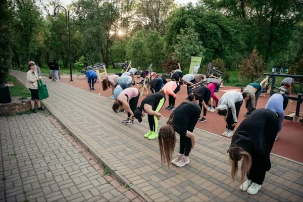 «Місто, рухайся!»: пів сотні лучан зібралися на перше тренування просто неба (фото)