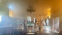 На Волині горіла дерев'яна церква: рятувальники майже дві години боролися з вогнем (фото)