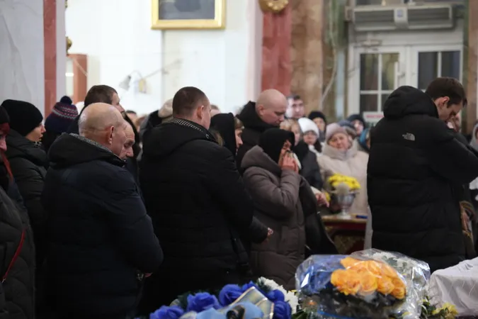 Луцьк навколішки попрощався з загиблим на Харківщині захисником Іваном Прокопцем